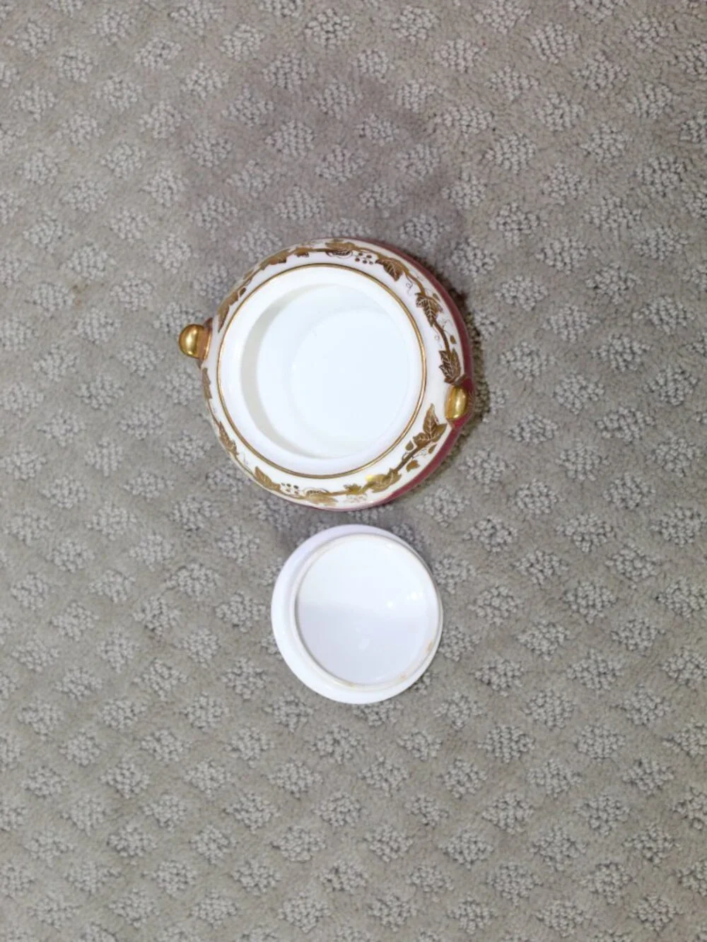 Wedgwood Whitehall W3994 Bone China Powder Ruby Sugar Bowl & Lid